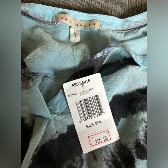 NWT Red Haute 100% silk, blue tie dye, sleeveless draped top, size small - Picture 3 of 4